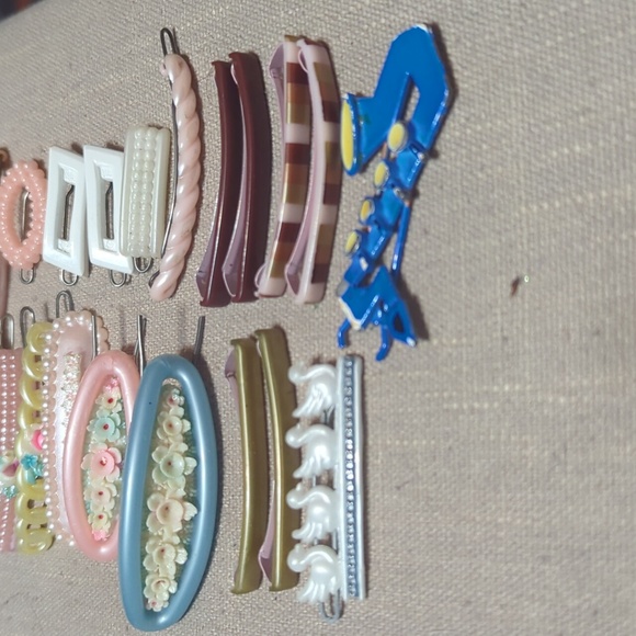 Lot of 20 Vintage Plastic Hair Barrettes Novelty Watch Hat Bows Bars Flowers - Picture 4 of 5
